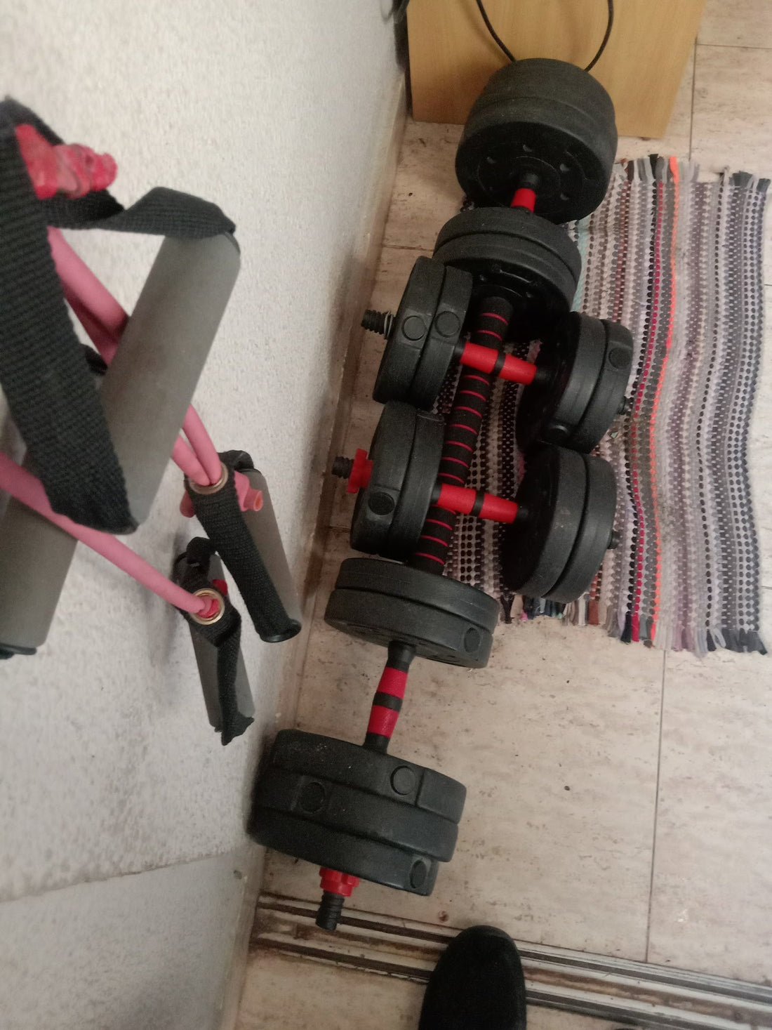 Entrenamiento de biohacking en casa con pesas de vinilo y bandas elásticas - InRomo Sport