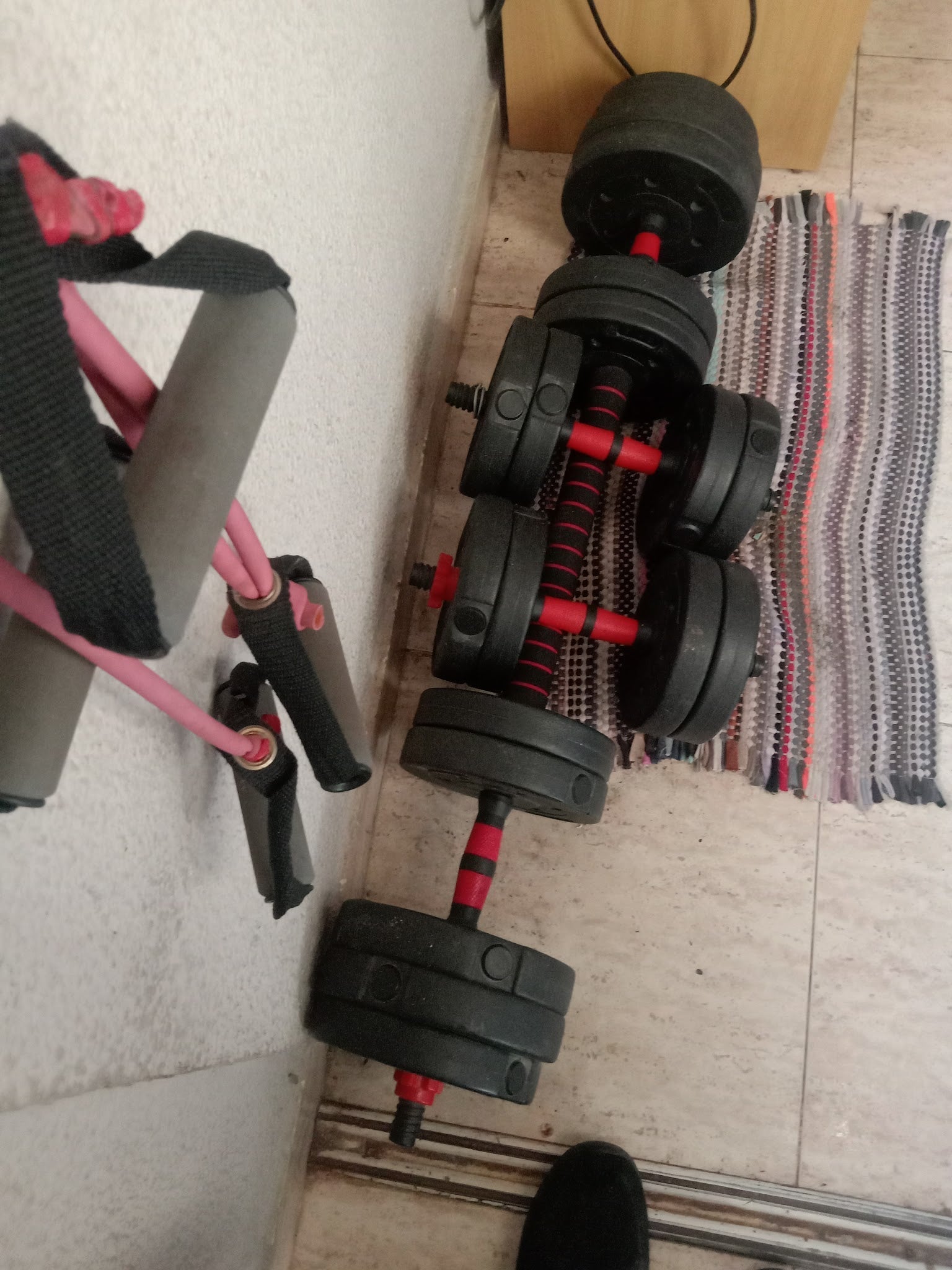 Entrenamiento de biohacking en casa con pesas de vinilo y bandas elásticas - InRomo Sport