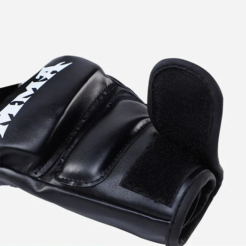 Guante negro de boxeo con cierre de velcro y logo blanco en fondo blanco