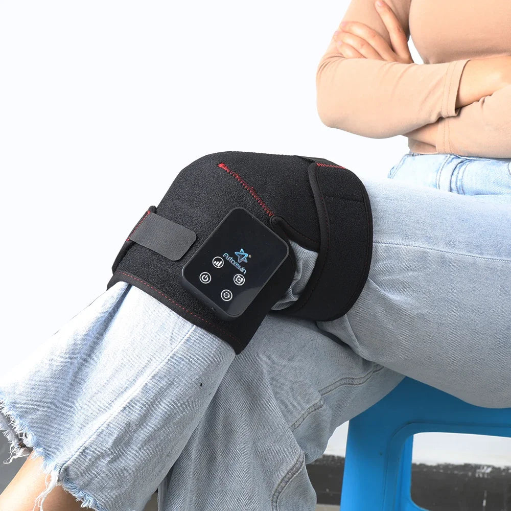 Banda de fototerapia con luz roja aplicada en la rodilla para recuperación muscular y alivio del dolor articular en deportistas