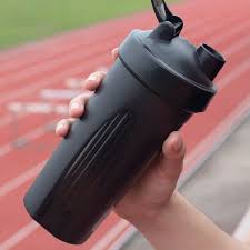 Batidora Shaker profesional de In Romo Sport en color negro ergonómico, ideal para mezclar creatina y batidos de proteínas sin grumos